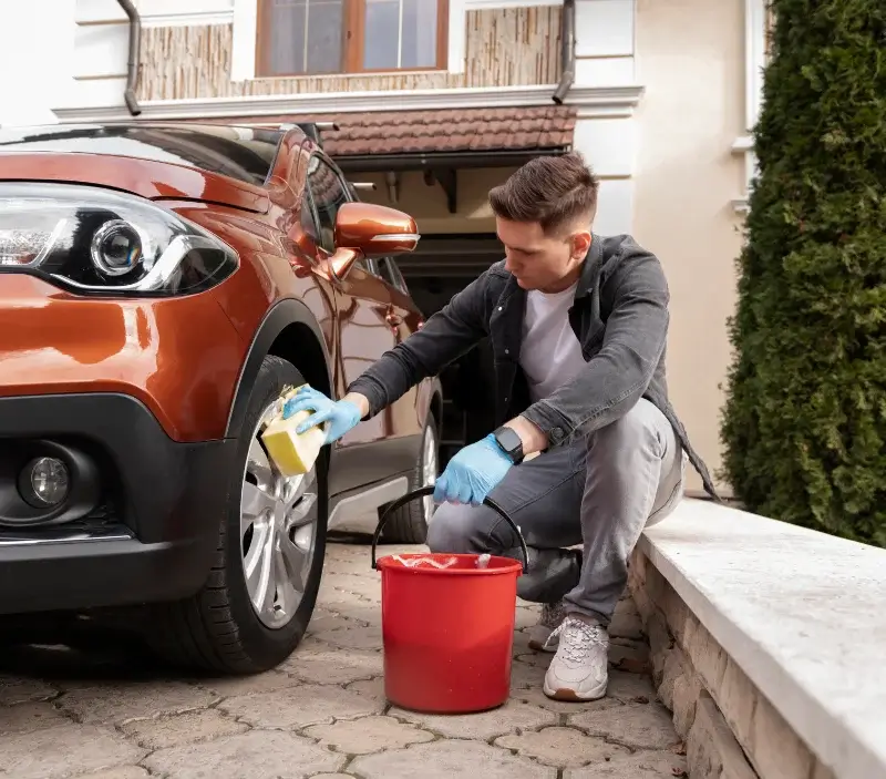 Lavage auto à domicile Jouillat : professionnel intervenant sur un véhicule